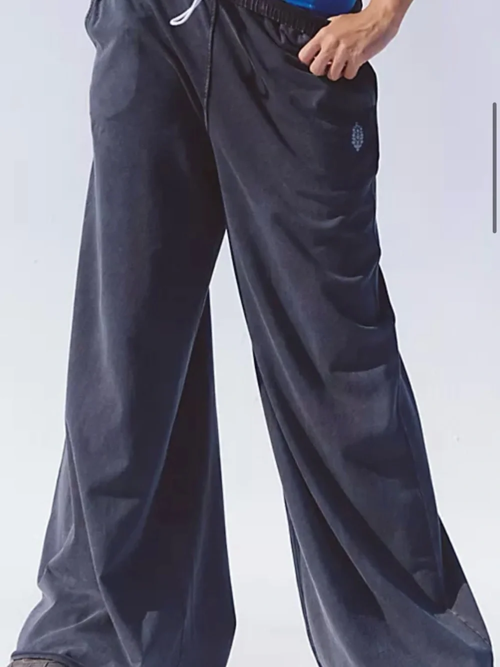 Hot Shot City Set
2 Piece set Wide-Leg Women's Pants in blue. Adorable Crop top - Picture 2 of 7